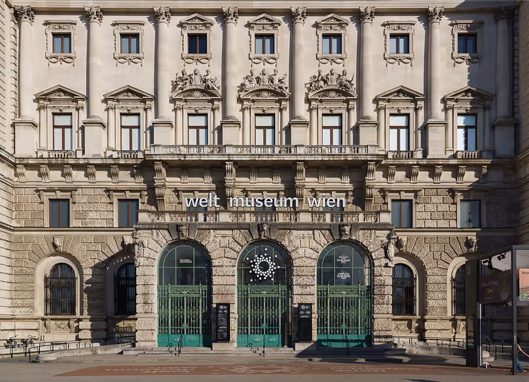 Gevel van het Weltmuseum Wien met bewegwijzering
