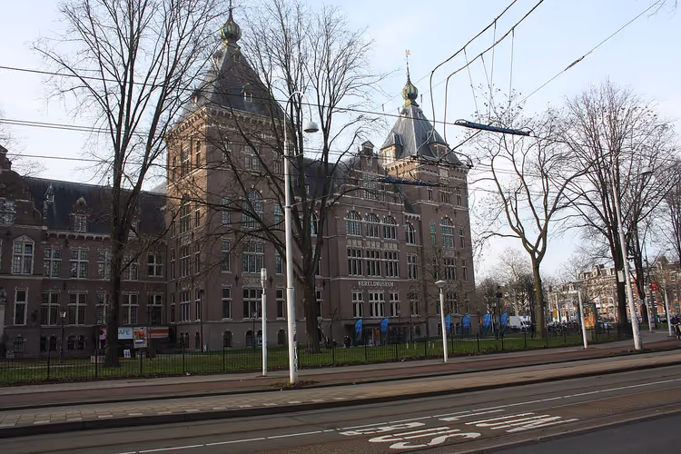 Tropenmuseums teglsteinsbygning med tårn