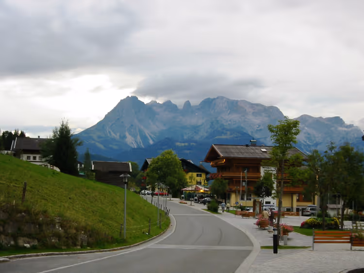 Dorfstraße in Werfenweng mit dem Tennengebirge im Hintergrund