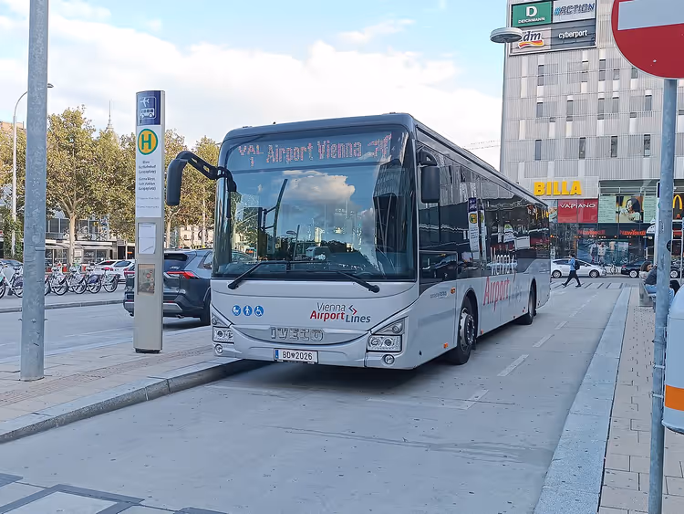 Durakta beyaz Viyana Havalimanı Lines otobüsü
