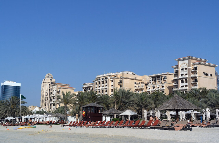 Strand met ligbedden bij het Westin hotel