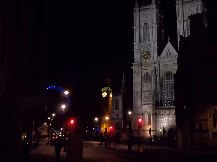 Geceleyin Westminster Abbey'nin batı kuleleri