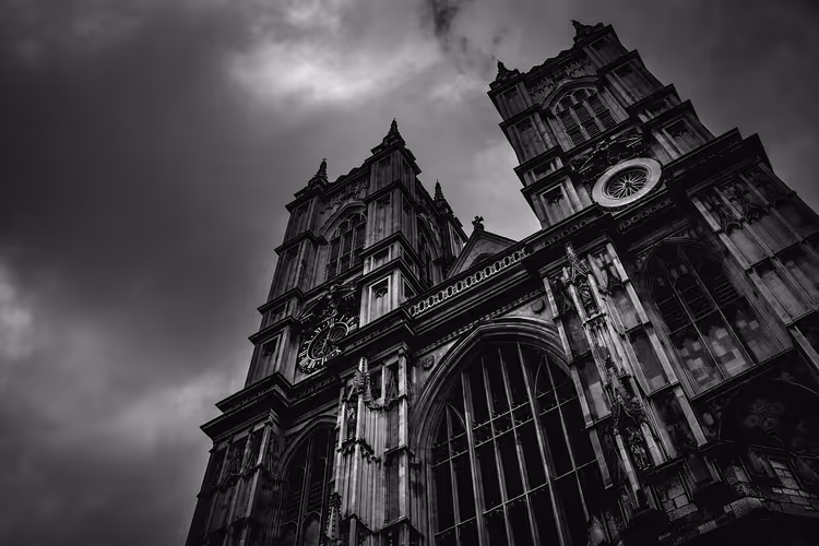 Gotisk fasade på Westminster Abbey med to tårn