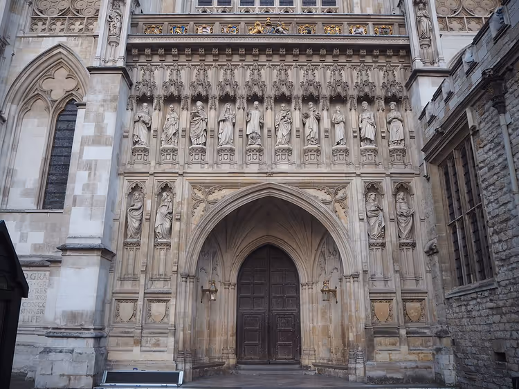 Westminster Abbey'nin ahşap kapılı Gotik portalı