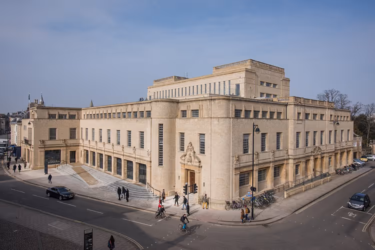 Fasaden til Weston Library, University of Oxford, mot gaten