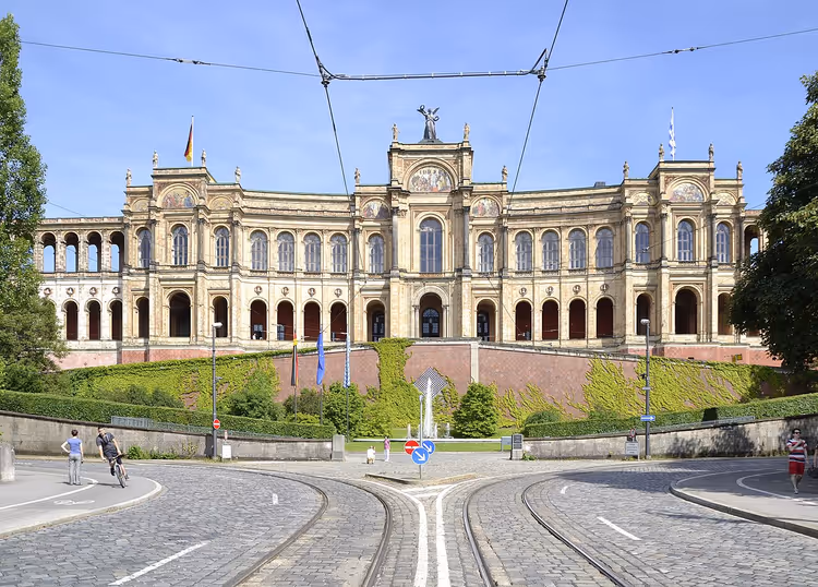 Westgevel van het Maximilianeum met tramsporen