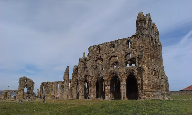 Ruïnes van Whitby Abbey met gotische bogen