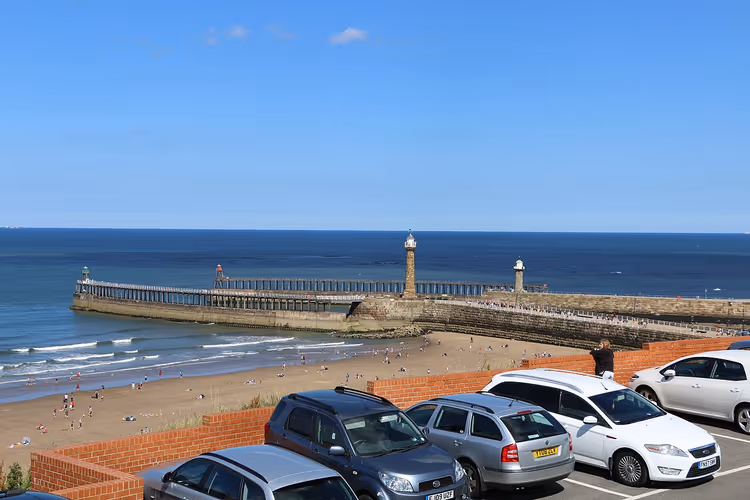 Uitzicht op de haven van Whitby, de pier en de parkeerplaats