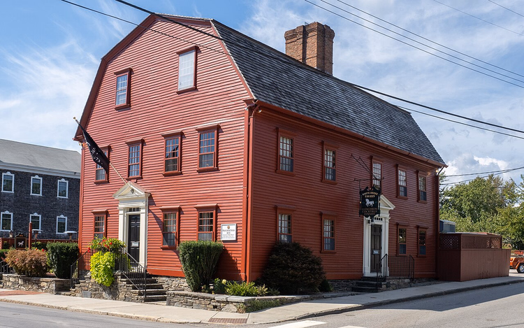 Den røde kolonibygningen til White Horse Tavern i Newport