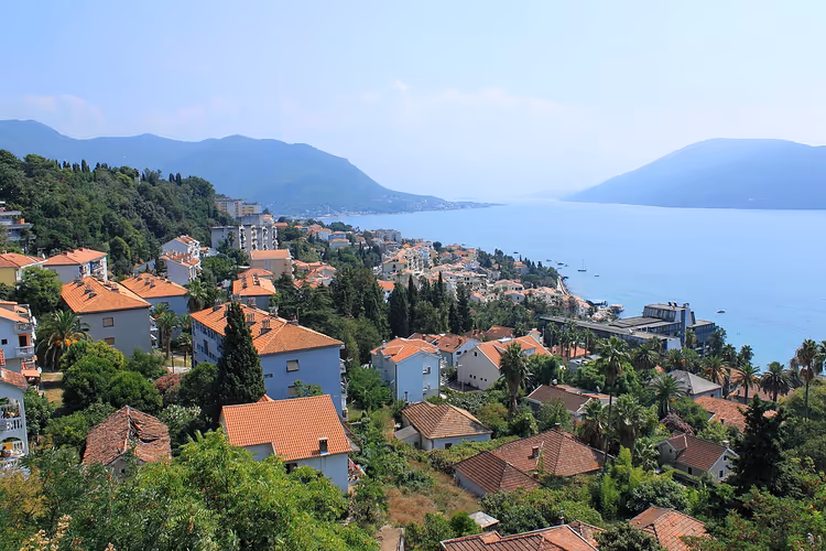 Panorama av Herceg Novi fra Kanli Kula-festningen