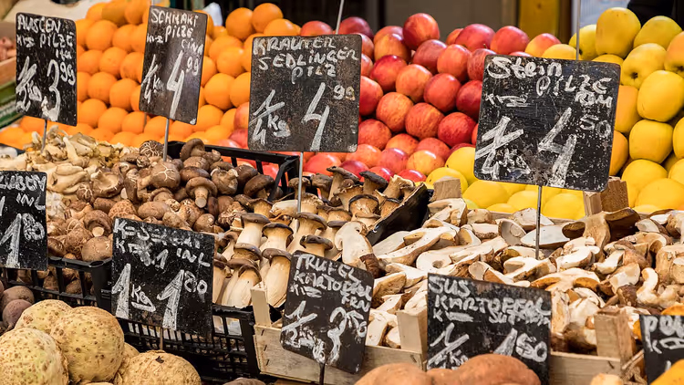 Pilze und Obst mit Preisschildern am Naschmarkt
