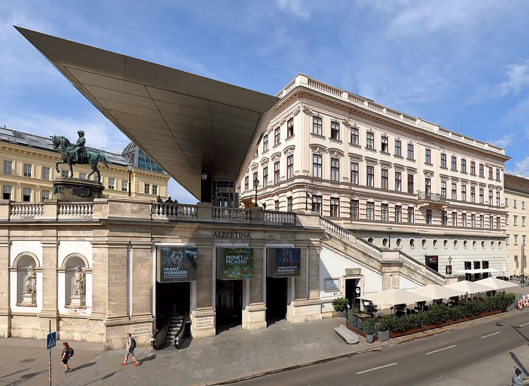 Inngangen til Albertina-museet med moderne baldakin i Wien