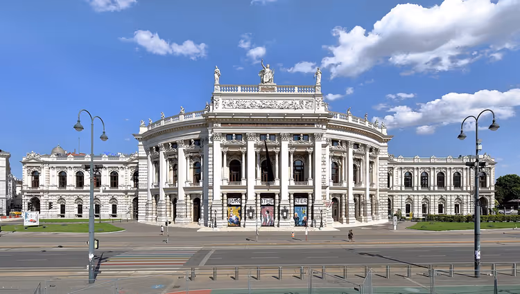 Fasaden til Burgtheater i Wien på en klar dag