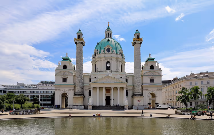 Karlskirche med grønn kuppel i Wien