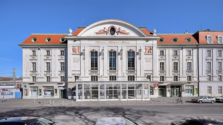 Fasaden til Wiener Konzerthaus på en solrik dag
