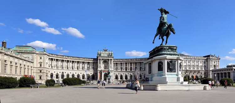 Viyana'daki Neue Hofburg'un önündeki atlı heykel