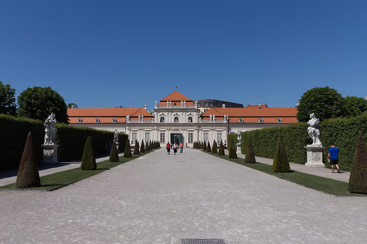 Unter Belvedere: laan, beelden en paleisgevel