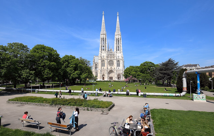 Plenene i Freud-parken med Votivkirche i bakgrunnen
