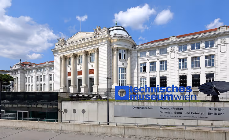 Gevel van het Technisches Museum in Wenen overdag