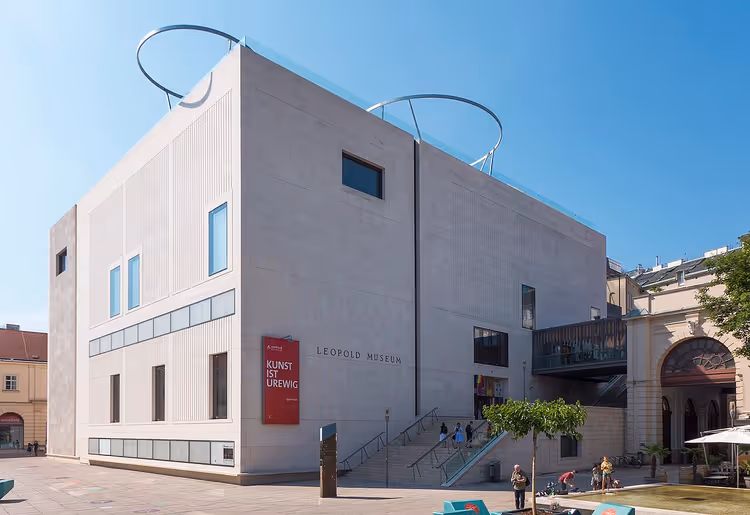 Den hvite kubiske bygningen til Leopold Museum i Wien