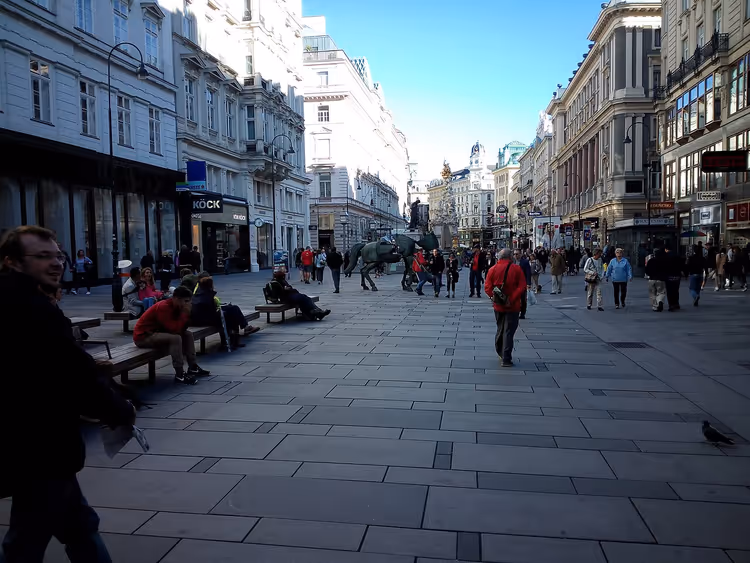 Viyana'da insanların ve binaların bulunduğu yaya caddesi
