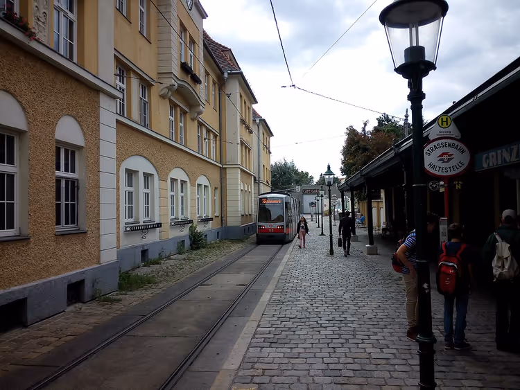 Grinzing-gaten med trikk og hus
