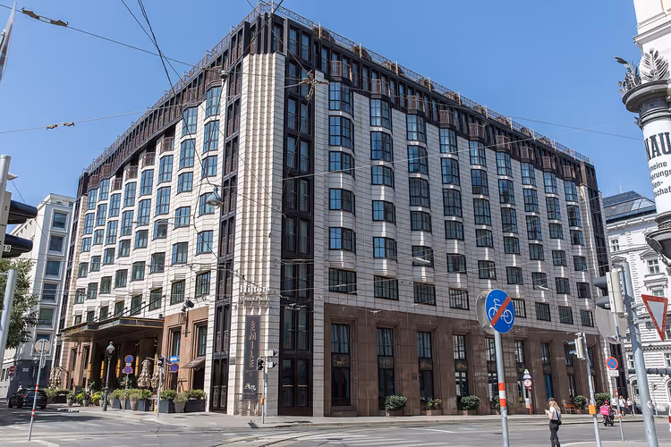 Fasaden til hotellet Hilton Vienna Plaza mot gaten