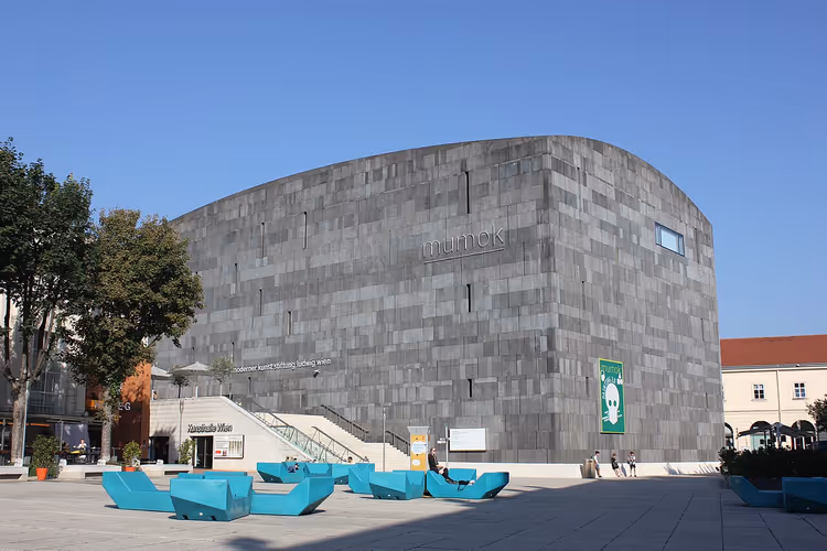 MUMOK museumgebouw in Wenen met blauwe ligstoelen