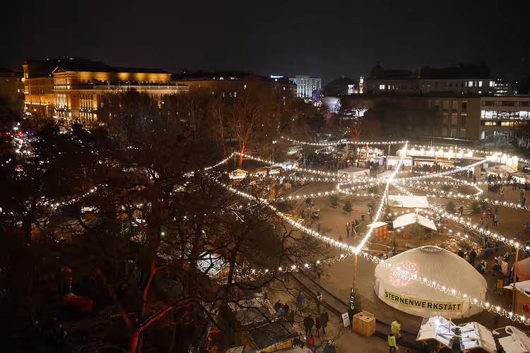 Marché de Noël de Karlsplatz de nuit avec guirlandes lumineuses
