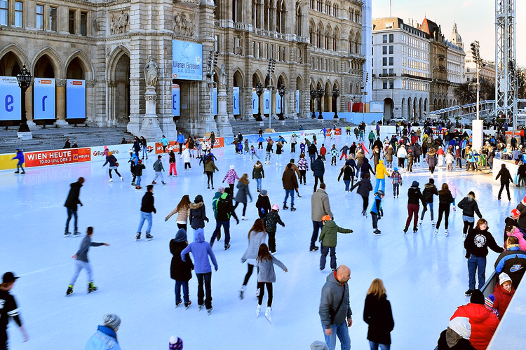 Patinoire d'hiver devant l'hôtel de ville de Vienne