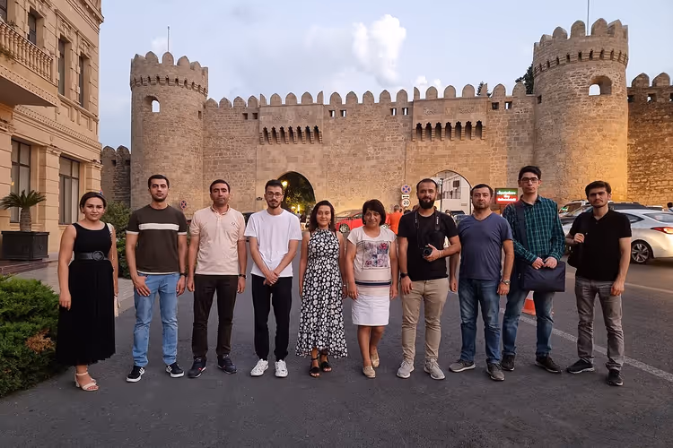 مجموعة سياحية عند بوابات قلعة إيتشريشهر