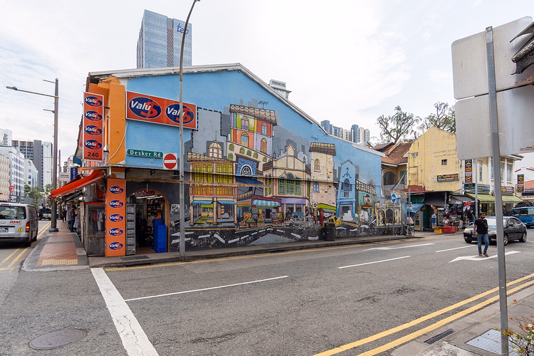 Shophouse mit leuchtendem Wandbild an der Serangoon Road