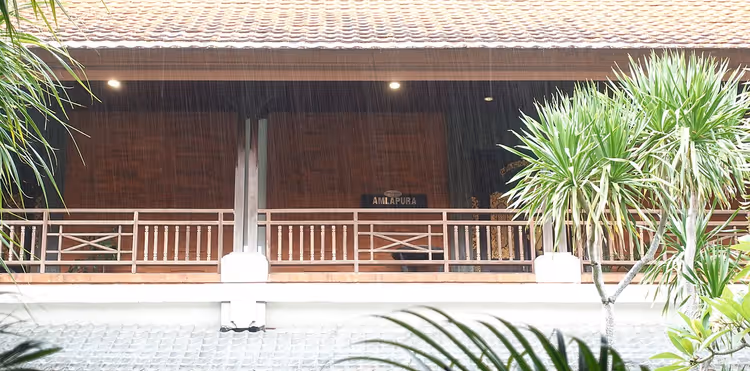 Kurzer Regenschauer auf einer Straße in Bali