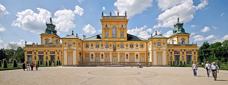 Wilanów Paleis met zijn gevel en toeristen
