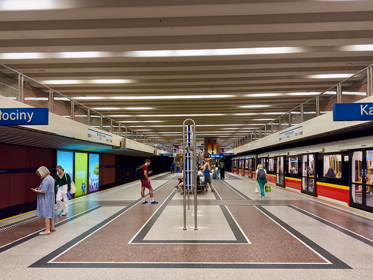 Reizigers op metrostation Wilanowska in Warschau