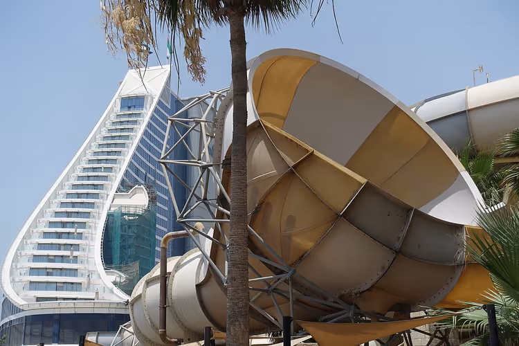 Vannsklier med Burj Al Arab-hotell i bakgrunnen