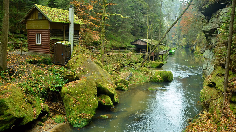 Bootsanlegestelle zwischen bemoosten Felsblöcken in der Wilden Klamm