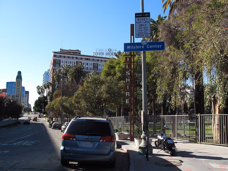 Знак Wilshire Center на бульваре Уилшир