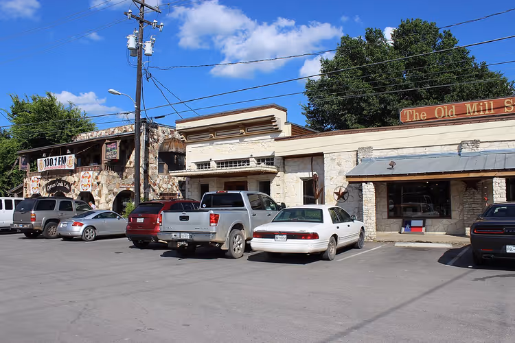 Straat in het centrum van Wimberley, Texas met auto's en winkels