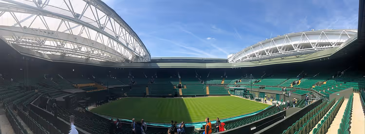 Court Central de Wimbledon vide, toit ouvert
