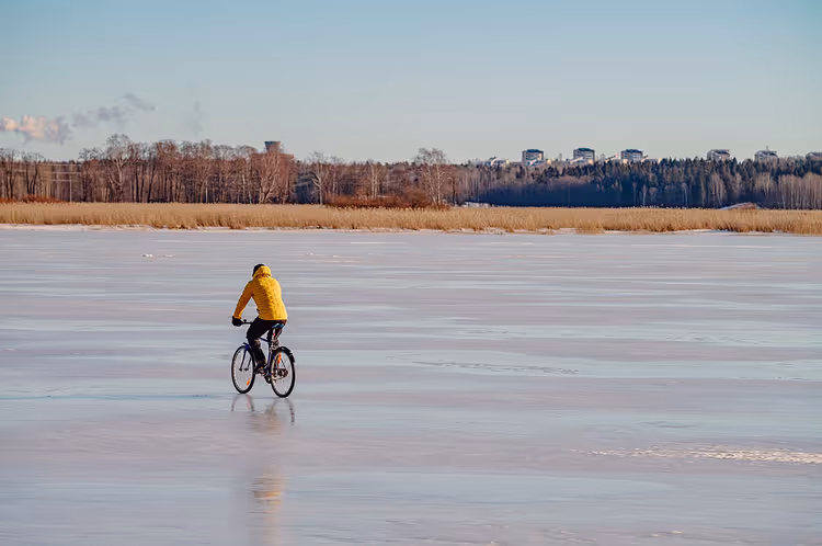 Wielrenner rijdt op het ijs in Finland in de winter