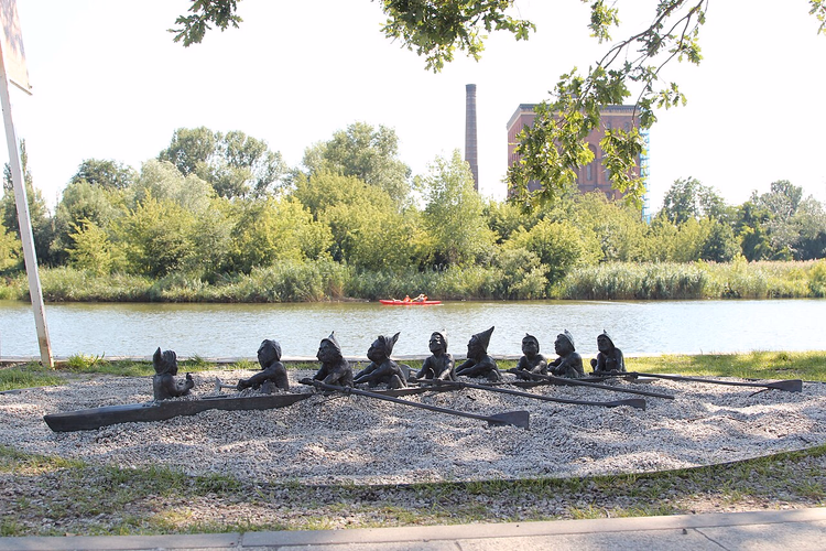 Rower-Zwerge am Flussufer in Breslau