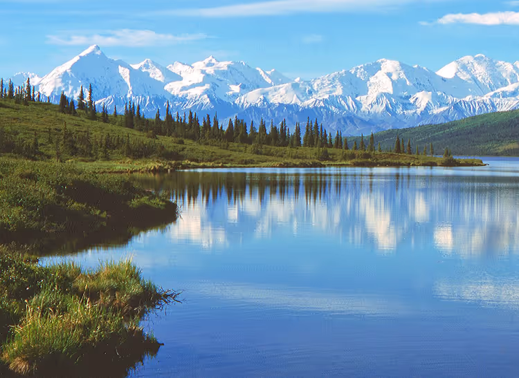 Wonder Lake ve Alaska Sıradağları'nın karla kaplı dağları