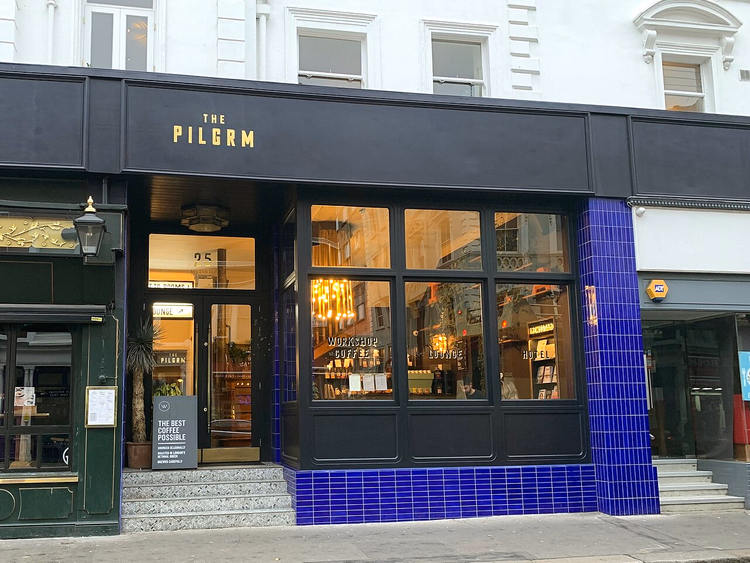 Facciata del The Pilgrm Hotel con insegna