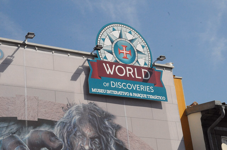 Skiltet til World of Discoveries-museet på fasaden
