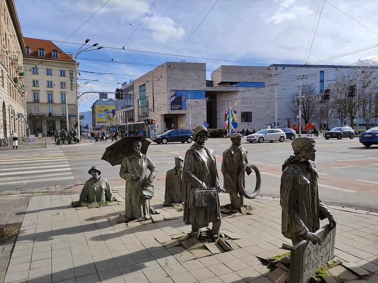 Bronzefiguren von Passanten, die in Breslau im Bürgersteig versinken