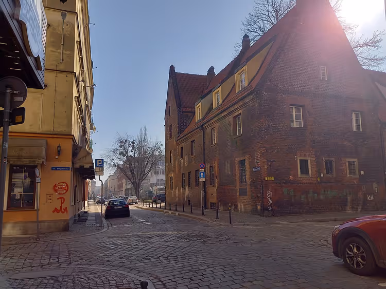 Teglbygningen til det gamle fengselet i Nożownicza-gaten
