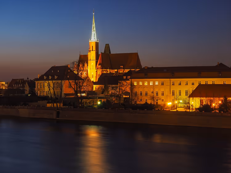 Nachtansicht der Dominsel und des Flusses