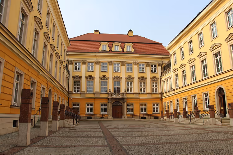 Det kongelige slottet i Wrocław, gul fasade og gårdsplass