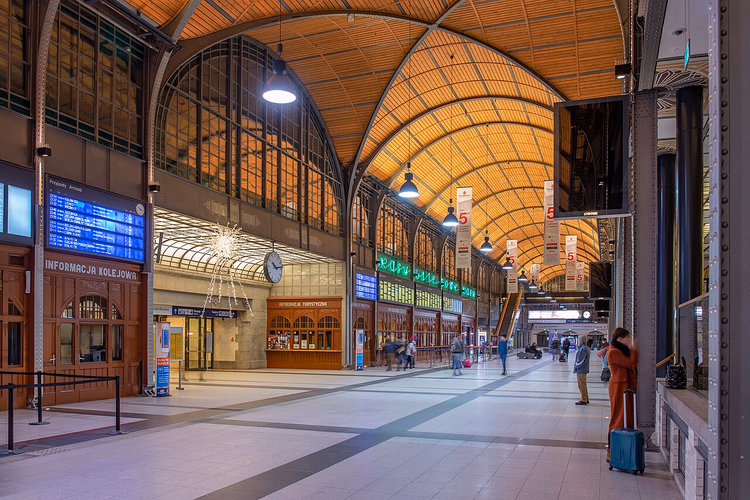 Hallen på Wrocław Główny stasjon med buet trehvelv